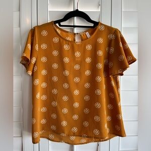 XHILARATION Mustard Short Sleeve Crew Neck Top with Round Designs Size XS